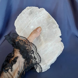 Raw Selenite Crystal / Natural Selenite Gemstone / Large Selenite Quartz Crystal Stone Rocks Minerals Crystal Healing Home Decor image 4