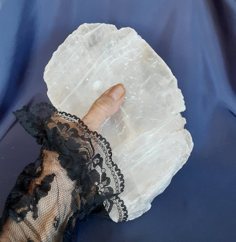 Raw Selenite Crystal / Natural Selenite Gemstone / Large Selenite Quartz Crystal Stone Rocks Minerals Crystal Healing Home Decor image 4