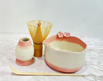 Set di ciotole in ceramica per matcha con fiori di ciliegio rosa, realizzate a mano: cerimonia del tè.