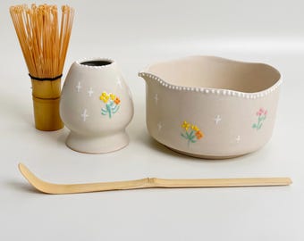 Exquisito cuenco pequeño de matcha con flores, juego de cuencos de matcha de cerámica hechos a mano, aceptamos cualquier personalización.
