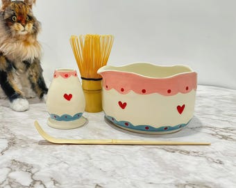 Set di ciotole da matcha in ceramica a forma di cuore rosa, realizzate a mano: cerimonia del tè personalizzata.
