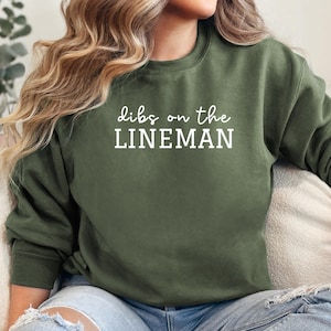 Moletom Dibs On The Lineman, Camisetas Lineman Wife, Gola Redonda Lineman Girlfriend, Camisetas Lineman, Moletom Lineman, Camiseta Line Life, Line Wife