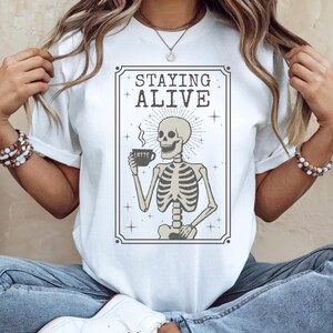 Camiseta de esqueleto de café Staying Alive, camiseta engraçada de café, mamãe precisa de café, camiseta de esqueleto, camisetas de mamãe, camisetas de café da moda, camiseta com leite