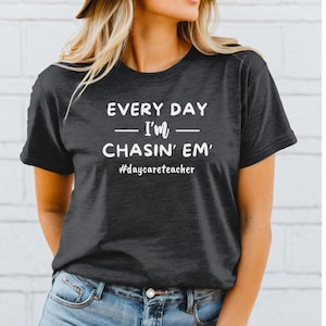 Camiseta "Every Day I'm Chasin' Em", camiseta para maestra de guardería, camiseta divertida para maestra de guardería, directora de guardería, regalo para maestra de guardería, maestra de niños pequeños