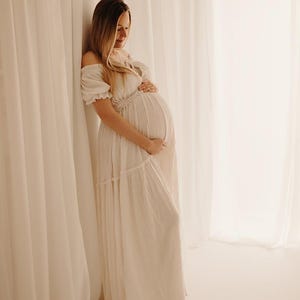 Biała sukienka ciążowa, sukienka boho na baby shower, sukienka ciążowa na sesję zdjęciową, sukienka maxi z gazy, wesele Cottagecore, ZeBuBeYou ~ Amor ~