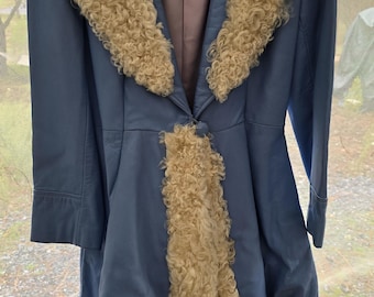 Abrigo vintage azul de cuero estilo swing con ribete de piel de oveja