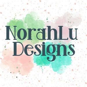 Puede incluir: Las palabras "NorahLu Designs" en una fuente azul oscuro est&aacute;n centradas sobre un fondo blanco. El texto est&aacute; superpuesto a salpicaduras de acuarela verdes, turquesas y rosas, con peque&ntilde;as motas dispersas por los bordes.
