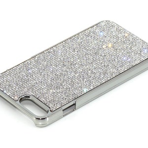 Może przedstawiać: Srebrne etui na telefon pokryte błyszczącymi kryształkami.