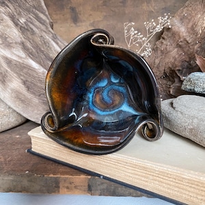 Cuenco de cerámica artística canadiense Hilborn Pottery, plato con forma de triskelion pellizcado.