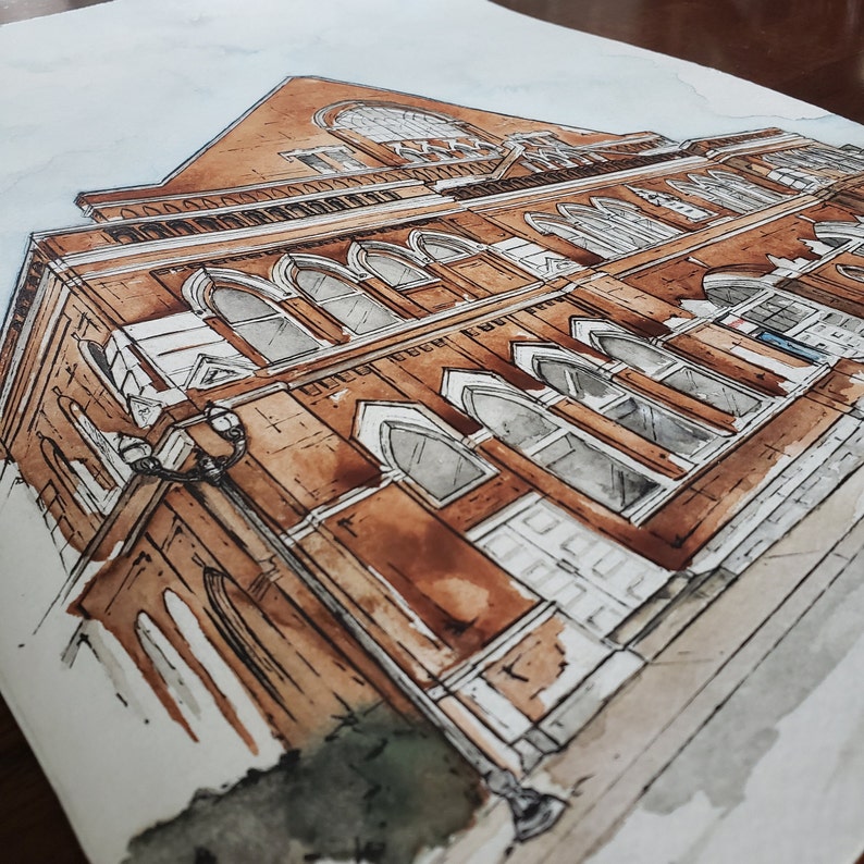 Puede incluir: Pintura acuarela de un edificio de ladrillo marr&oacute;n con ventanas arqueadas y molduras blancas. El edificio tiene una farola en frente.