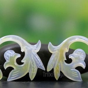 2GA Dehnsichel Ohrringe Echt Gauge Perlmutt Organic Hand Carved AAA Ohrring Paar 6.0 mm