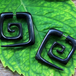 Fake Gauge Ohrringe geschnitzt Bull Horn Zeitgenössische Spirale Stil