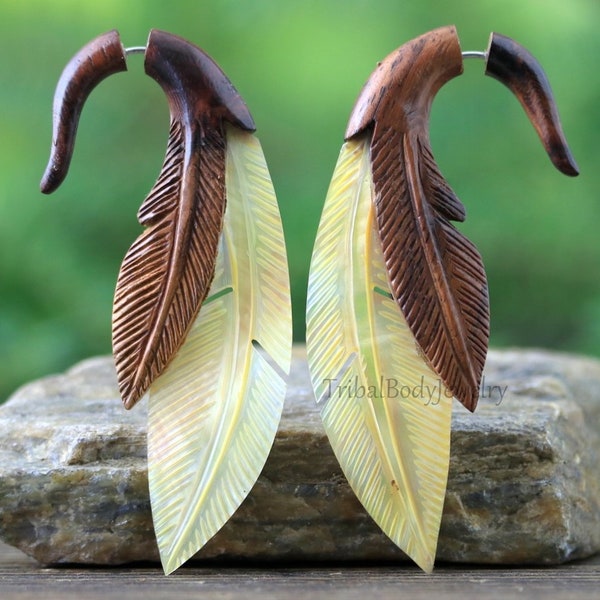 Belles boucles d'oreilles en nacre dorées, fausses plumes, nacre et bois de sono pour oreilles percées standard