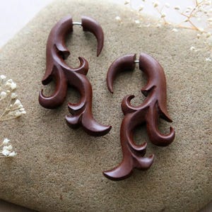 Handgesneden houten nepmeters, gespleten organische wervelvleugeloorbellen, uitlopers van imitatietaps