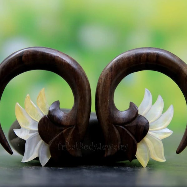 0G Carved Mother of Pearl & Wood Gauge Earrings, Flower Plug Earrings 8mm
