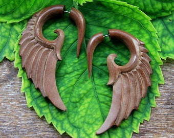 Fake-Gauge-Ohrringe, handgeschnitzter Engelsflügel-Schmuck aus exotischem Holz