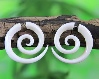 Faux plugs en os sculpté en spirale