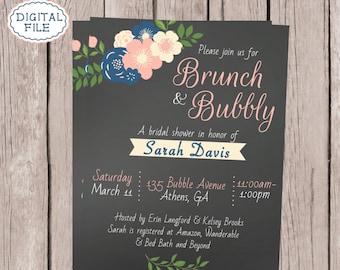 Puede incluir: Una invitación estilo pizarra negra con detalles florales en rosa y azul. La invitación es para una despedida de soltera para Sarah Davis. El evento es un brunch y burbujas el sábado 11 de marzo en 135 Bubble Avenue en Athens, GA de 11:00 a.m. a 1:00 p.m. La invitación incluye información de RSVP.