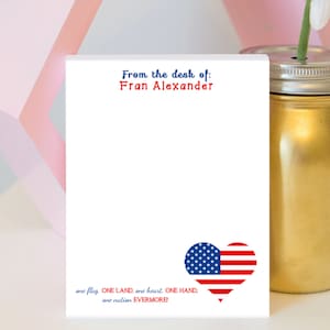 Pode incluir: Bloco de notas branco com texto azul e vermelho que diz "From the desk of: Fran Alexander". Abaixo do texto há uma bandeira americana em forma de coração vermelho, branco e azul com o texto "one flag. ONE LAND, one heart. ONE HAND, one nation EVERMORE!"