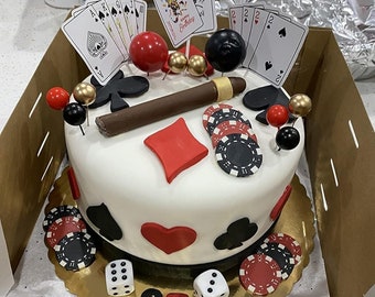 Set di decorazioni per torta a tema casinò in pasta di zucchero: carte da poker, fiches e dadi realizzati a mano. - Italia