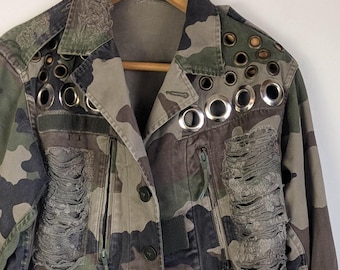 Vintage 70s camo jacket / camouflage distressed thrashed military O ring upcycle / made in France cotton poly blend / festival rocker glam M