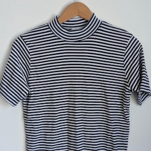 90s Vintage gestreiftes T Shirt / schwarz weisses Strickoberteil mit Stehkragen / Jennifer Moore India Baumwolle M / Einzelstich Naht Kurzarm Casual Preppy