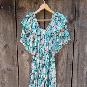 Robe longue florale plisse vintage des années 70 / costume de festival d&#39;été boho hippie boho / manches à volants superposés / taille unique rose vert