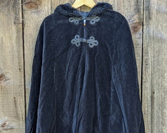90s vintage black velvet hooded cape / Y2K goth gothic whimsigoth Ren Faire Renaissance costume faux fur trim / frog closure loose fit 10 M