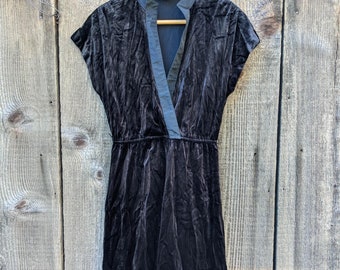 70s vintage black velvet dress elastic waist / low V neck satin edge / goth gothic boho bohemian rocker glam pin up rockabilly Leslie Fay M