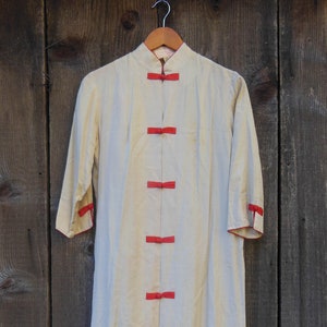 1920s vintage beige silk tunic / red frog closure Cheongsam shirt dress / retro Hollywood glam movie star luxury diva / Beverly Hills lounge
