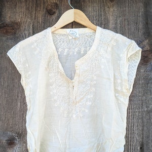 70s vintage eggshell cotton crop top / India gauze cropped tunic boxy blouse shirt / boho hippie festival summer cottagecore / Morocco M L