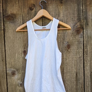 80s vintage plain white muscle tank t shirt / HiFi sporty minimal rockabilly rocker 50 50 cotton / blank single stitch seam distressed / S M