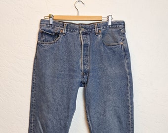 90s vintage Levis 501 jeans / blue denim button fly 35 30 cotton 5 pocket / hipster rocker retro / medium wash regular fit straight leg