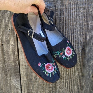 90s Vintage Cloth Maryjanes Asian Chinese Tapestry Slippers