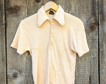 70er Jahre Vintage Pfirsich gestricktes Poloshirt / Einzelstichnaht Circus Maximus Baumwolle Poly 50/50 T-Shirt / Retro sportliche Sommersportbekleidung sportlich M