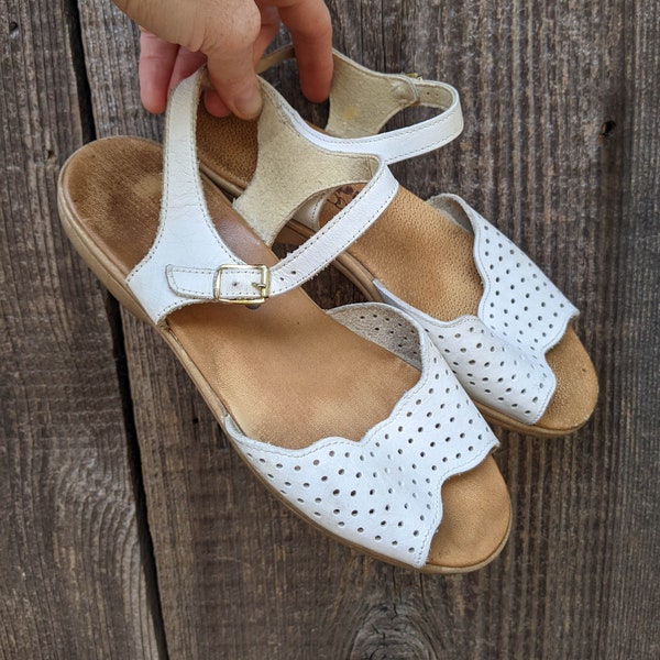 80s vintage Cobbie Cuddlers white leather sandals / perforated comfort shoes summer preppy hipster cottagecore cottage chic cute flats / 6