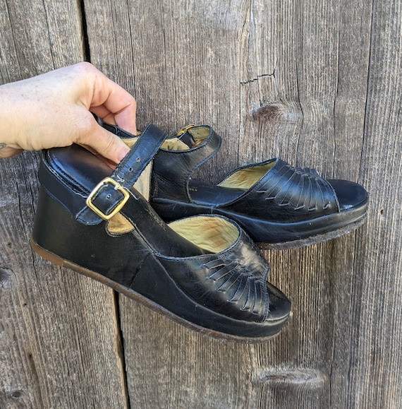 70s vintage black leather wedge sandals 6 7 / Qua… - image 2