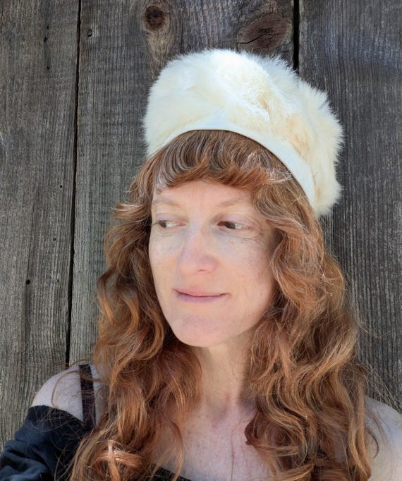 50s Vintage White Fur Pillbox Hat / Cocktail Fascinator  display picture 3