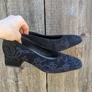90s vintage black suede pumps / floral embroidery embroidered Y2K heels slip on shoes / fancy glam hipster cute block heel square toe / 7 M