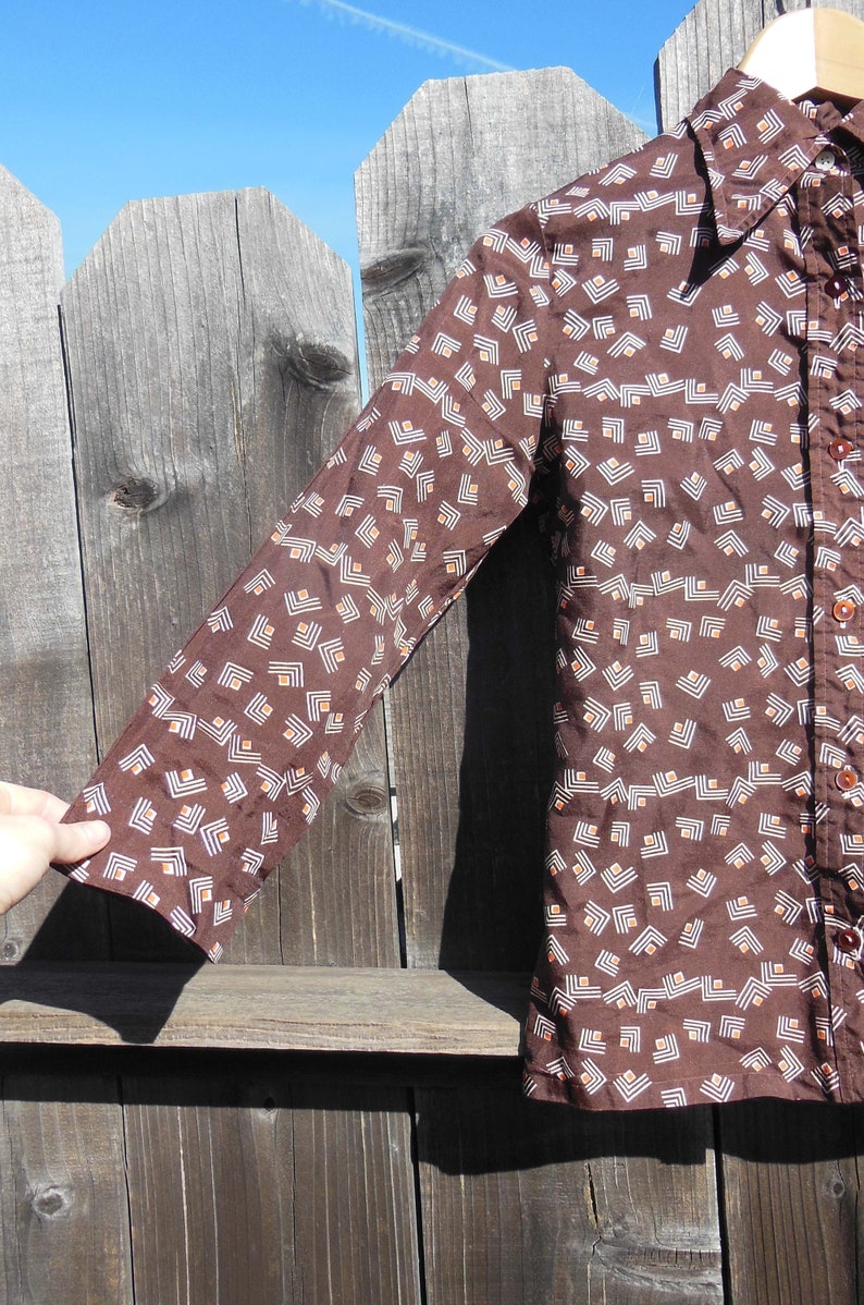 70s vintage brown chevron button up shirt abstract print blouse cotton red white boho hippie preppy hipster mod chic secretary cool S