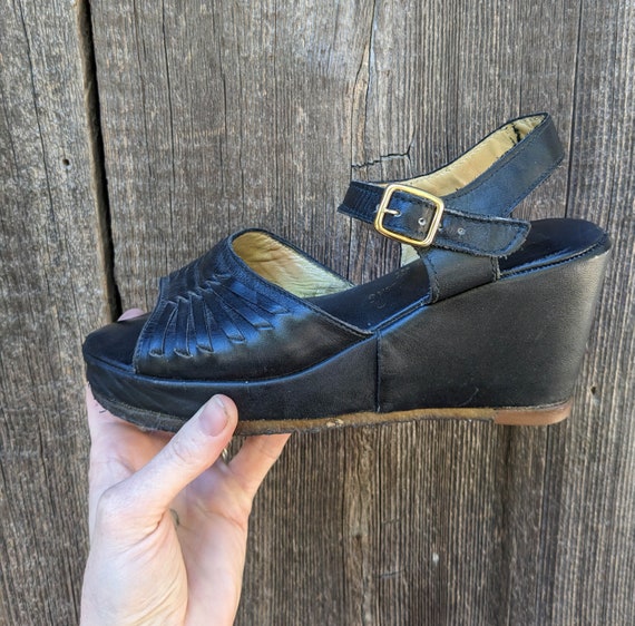 70s vintage black leather wedge sandals 6 7 / Qua… - image 5