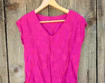 80s vintage hot pink embossed shirt top / magenta Barbie pink pullover blouse bamboo leaves V neck / retro hipster t shirt KRSNA SILKS 5 6 S
