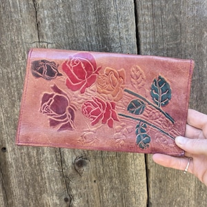 Cartera vintage de piel con relieve de los años 70 con rosas rojas y piel marrón caramelo, estilo bohemio del suroeste, regalo hipster