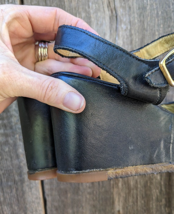 70s vintage black leather wedge sandals 6 7 / Qua… - image 3