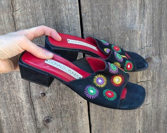Jaren 90 vintage Y2K zwart suède regenboog gespiegelde muilezels slippers 7 7,5 8 / sunburst rode leren instapschoenen / boho zomerhipster Donald J Pliner