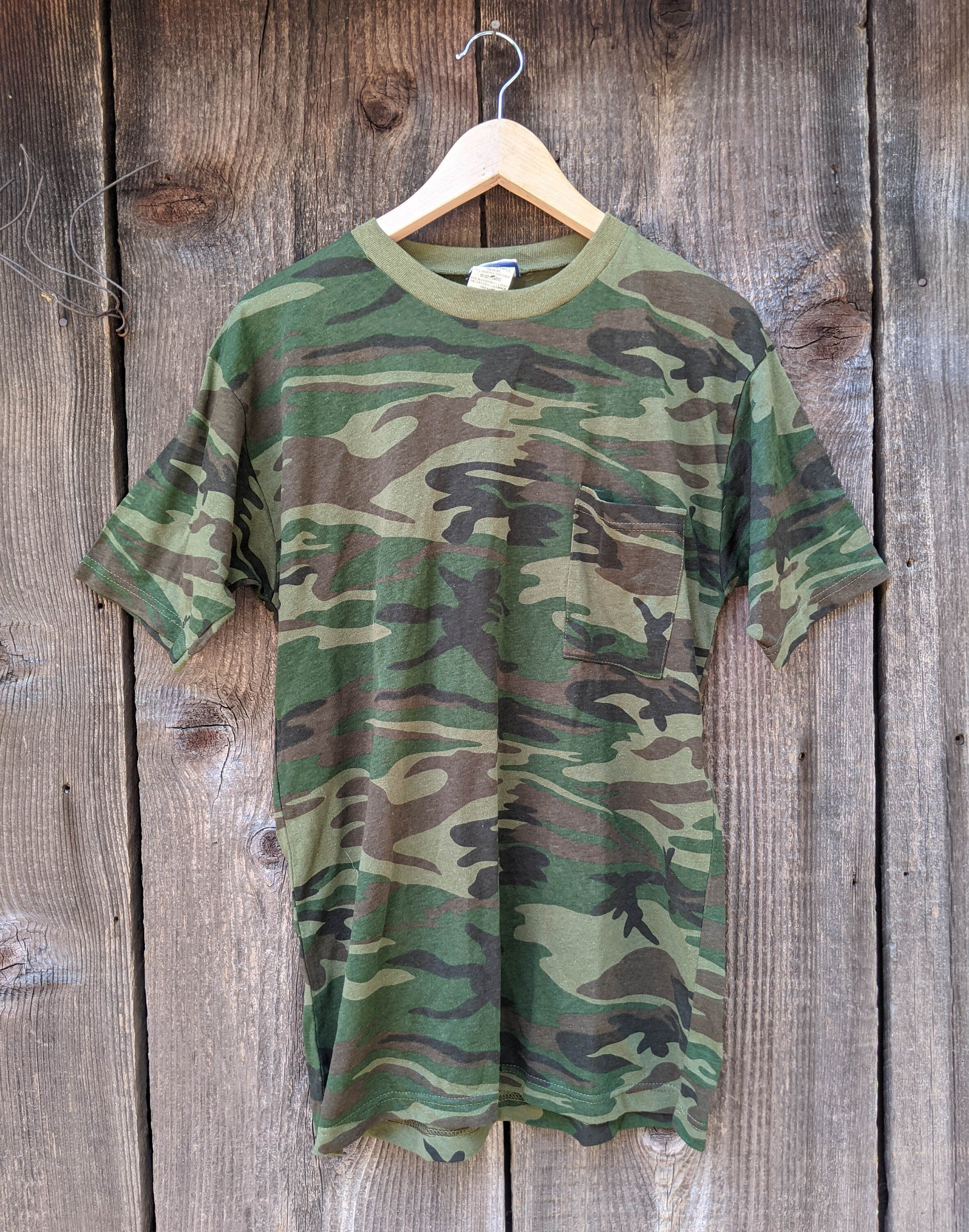 DesertGlassVintage 90s Vintage Camo T Shirt / Single Seam Stitch Brown Green Camouflage Hunter / Rustic Rocker Grunge Edgy Punk Hipster Festival Cotton Poly L