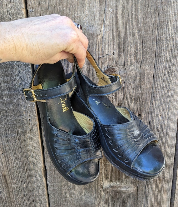 70s vintage black leather wedge sandals 6 7 / Qua… - image 4