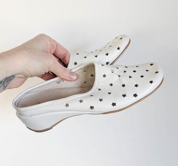 Vintage 90s white leather mules 6 / Y2K perforated stars slip on clogs shoes / Beauty Fish