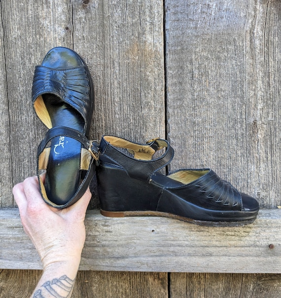 70s vintage black leather wedge sandals 6 7 / Qua… - image 7