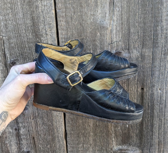 70s vintage black leather wedge sandals 6 7 / Qua… - image 9